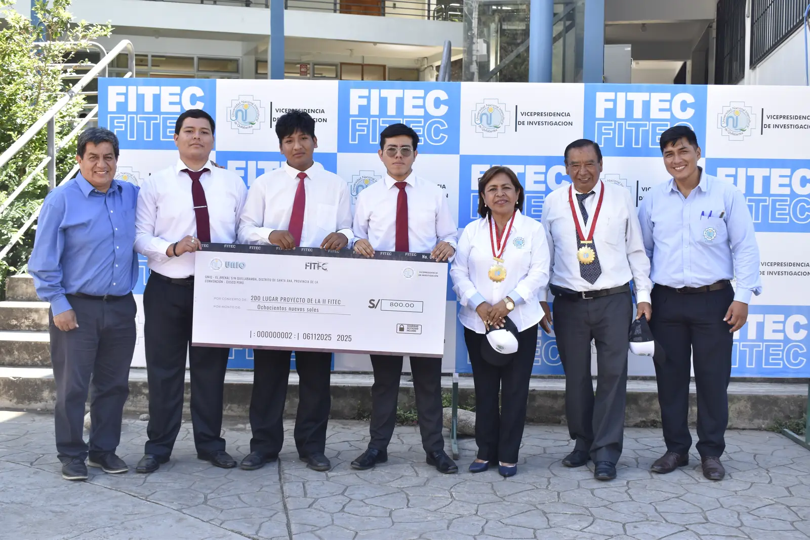 Ganadores, jurado y autoridades posando frente al panel de la II FITEC