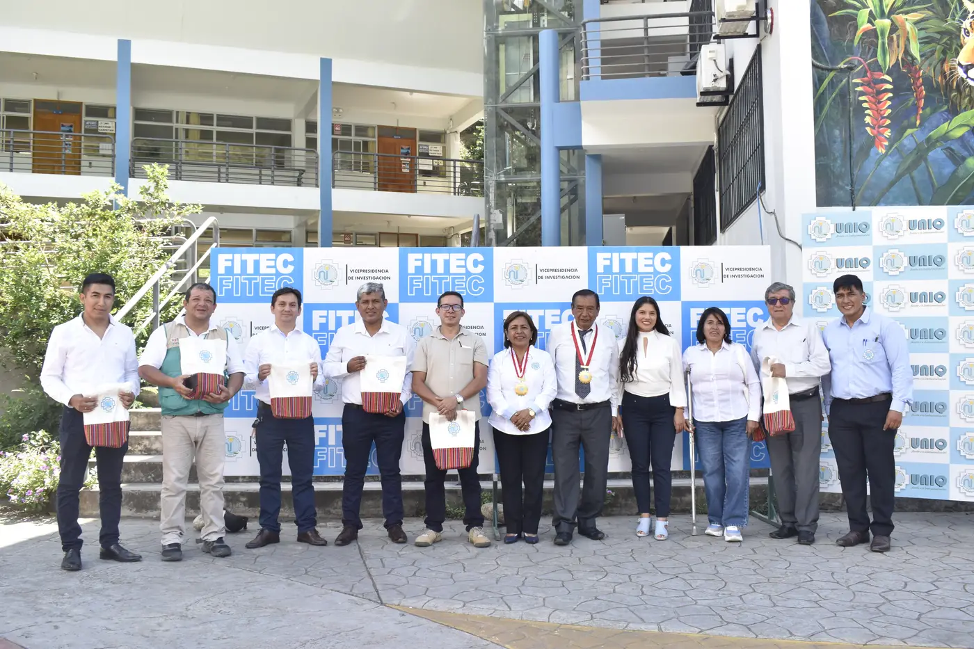 Equipo de la II FITEC con su cheque de premio