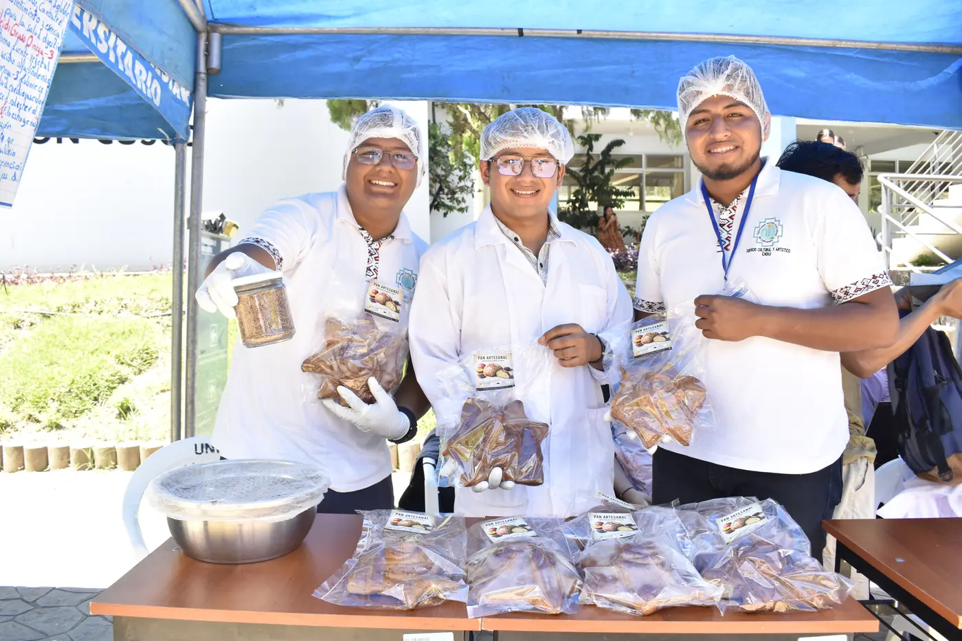 Equipo en su stand de productos alimentarios durante la II FITEC